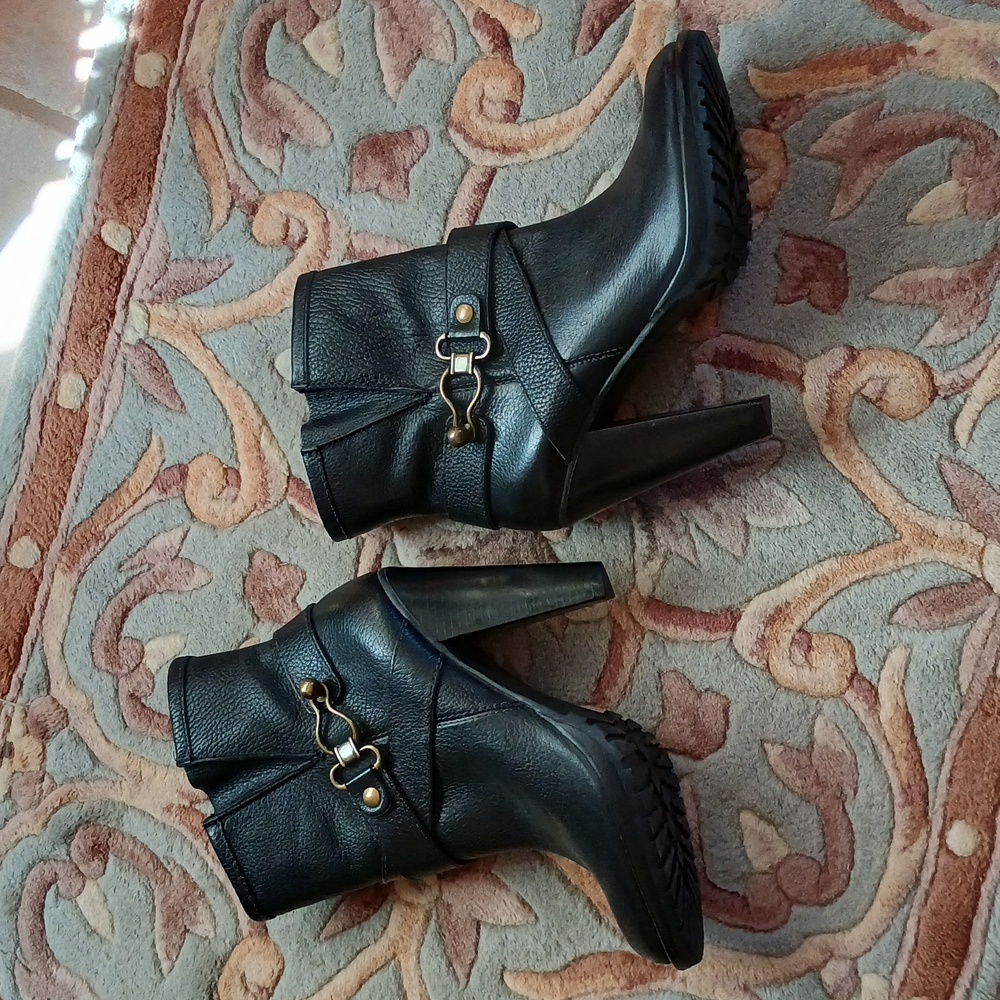 NWOT Black Leather Cynthia Vincent Ankle Boots with Dust Cover